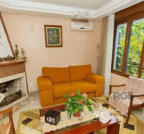 Casa à venda com 4 quartos, 315m², 1 suíte, 3 vagas, Rua Conselheiro Brusque no bairro Jardim Itu em Porto Alegre