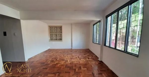 Casa à venda com 3 quartos, 100m², 2 vagas, Rua Sylvio Sanson no bairro Sarandi em Porto Alegre