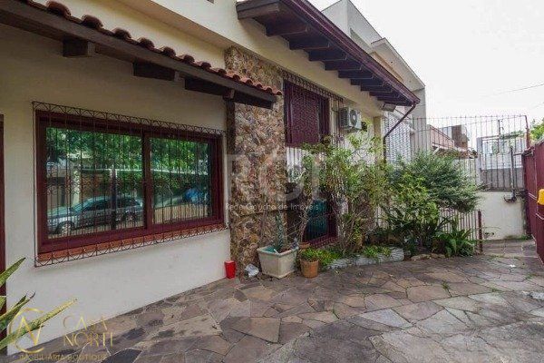 Casa à venda com 4 quartos, 300m², 2 suítes, 6 vagas, Rua Professor Ulisses Cabral no bairro Chácara das Pedras em Porto Alegre