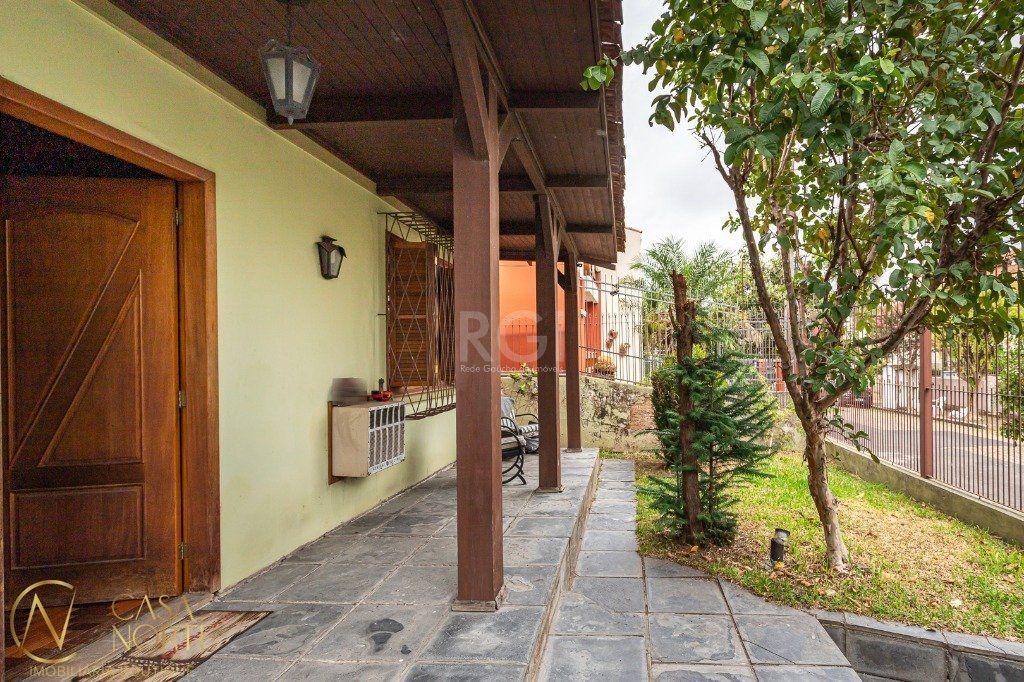 Casa à venda com 5 quartos, 197m², 1 suíte, 2 vagas, Rua Roque Gonzales no bairro Jardim  Botânico em Porto Alegre