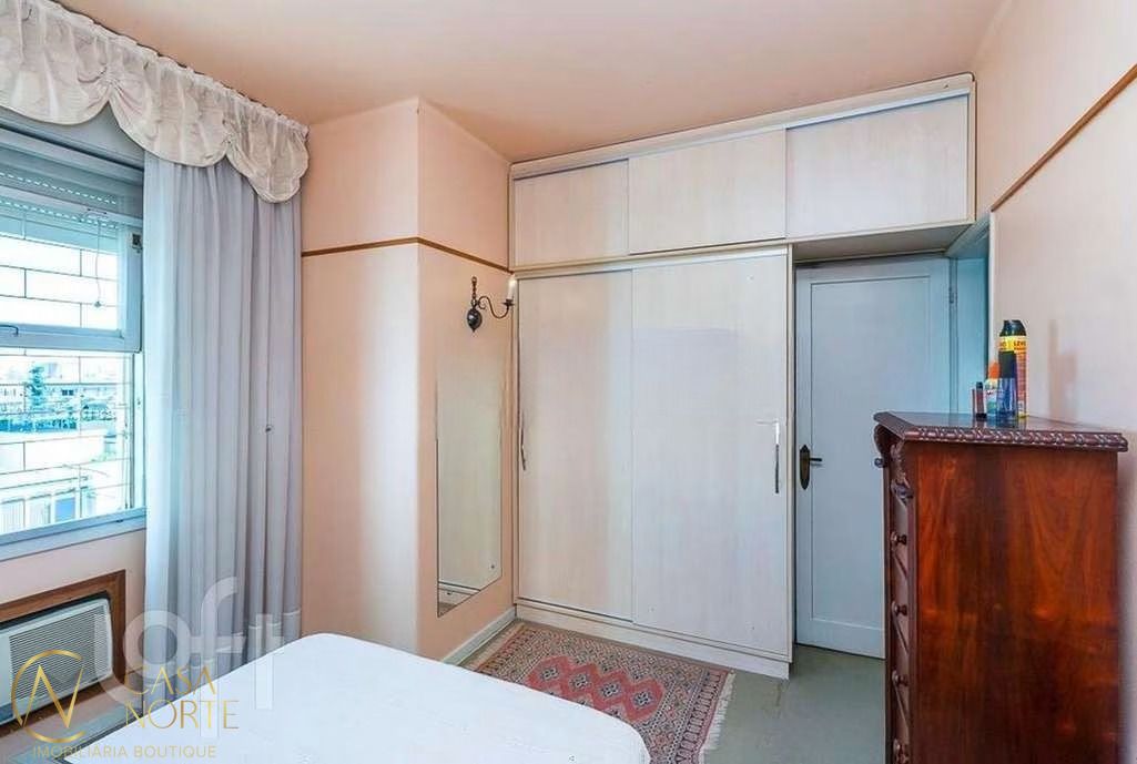 Casa à venda com 3 quartos, 400m², 1 suíte, 2 vagas, Rua Dário Pederneiras no bairro Petrópolis em Porto Alegre