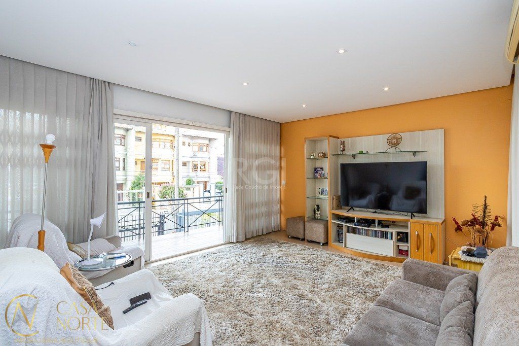 Casa à venda com 3 quartos, 241m², 1 suíte, 3 vagas, Rua Paulo Blaschke no bairro Jardim Itu em Porto Alegre
