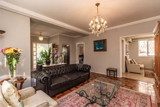 Casa à venda com 4 quartos, 277m², 1 suíte, 4 vagas, Rua Dário Pederneiras no bairro Petrópolis em Porto Alegre