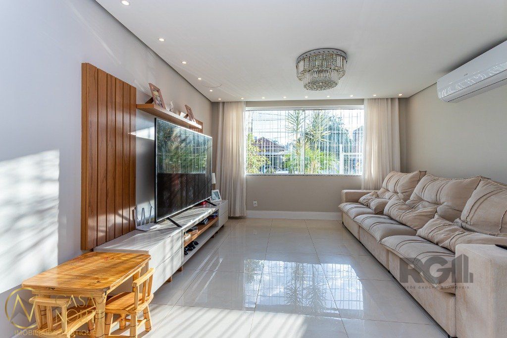 Casa à venda com 4 quartos, 138m², 1 suíte, 3 vagas, Rua Teixeira de Freitas no bairro Santo Antônio em Porto Alegre
