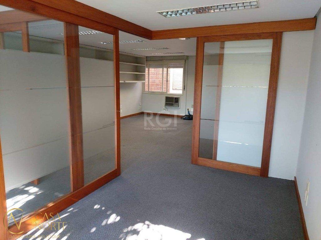 Sala Comercial à venda com 1 quarto, 59m², 1 vaga, Rua Professor Ivo Corseuil no bairro Petrópolis em Porto Alegre