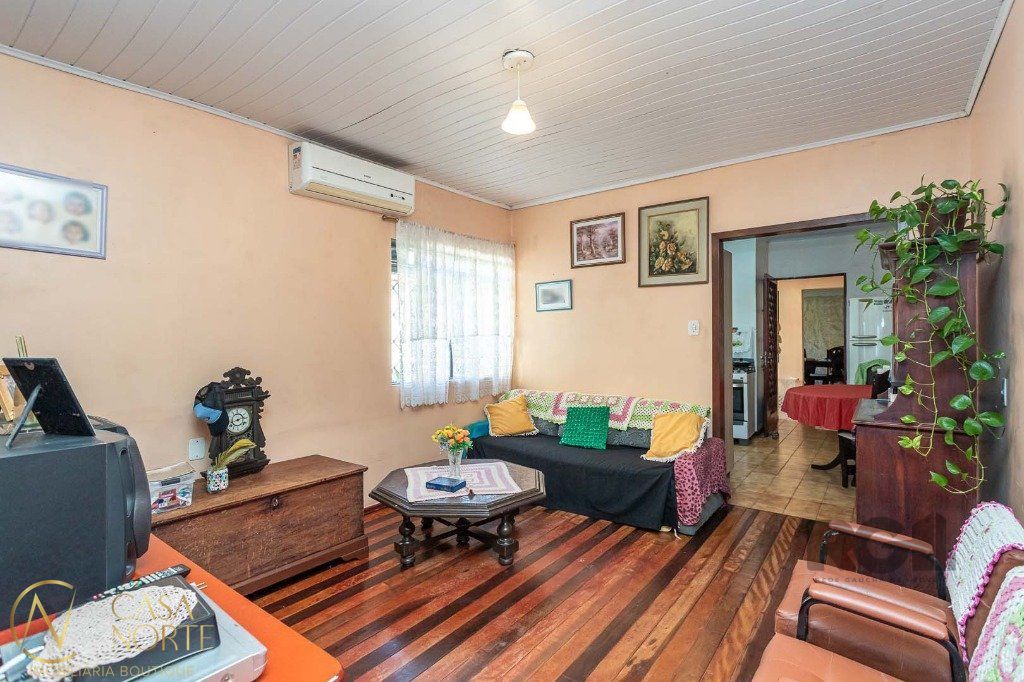 Casa à venda com 3 quartos, 125m², 1 suíte, 2 vagas, Rua São Simão no bairro Jardim do Salso em Porto Alegre