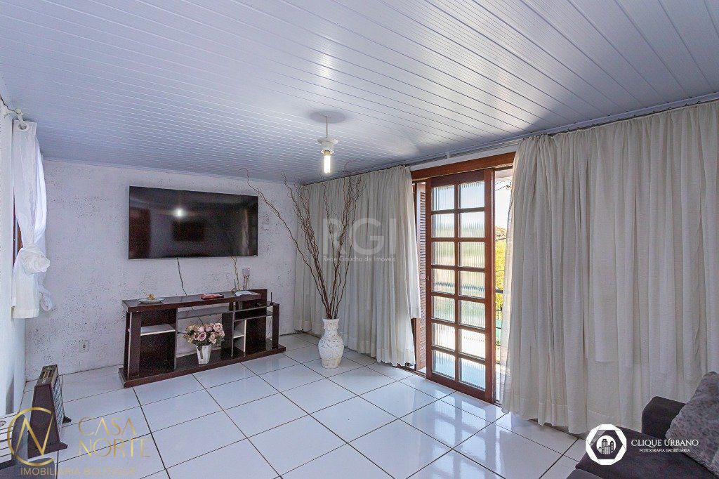 Casa à venda com 5 quartos, 238m², 2 suítes, 2 vagas, Rua Dona Cristina no bairro Cristal em Porto Alegre