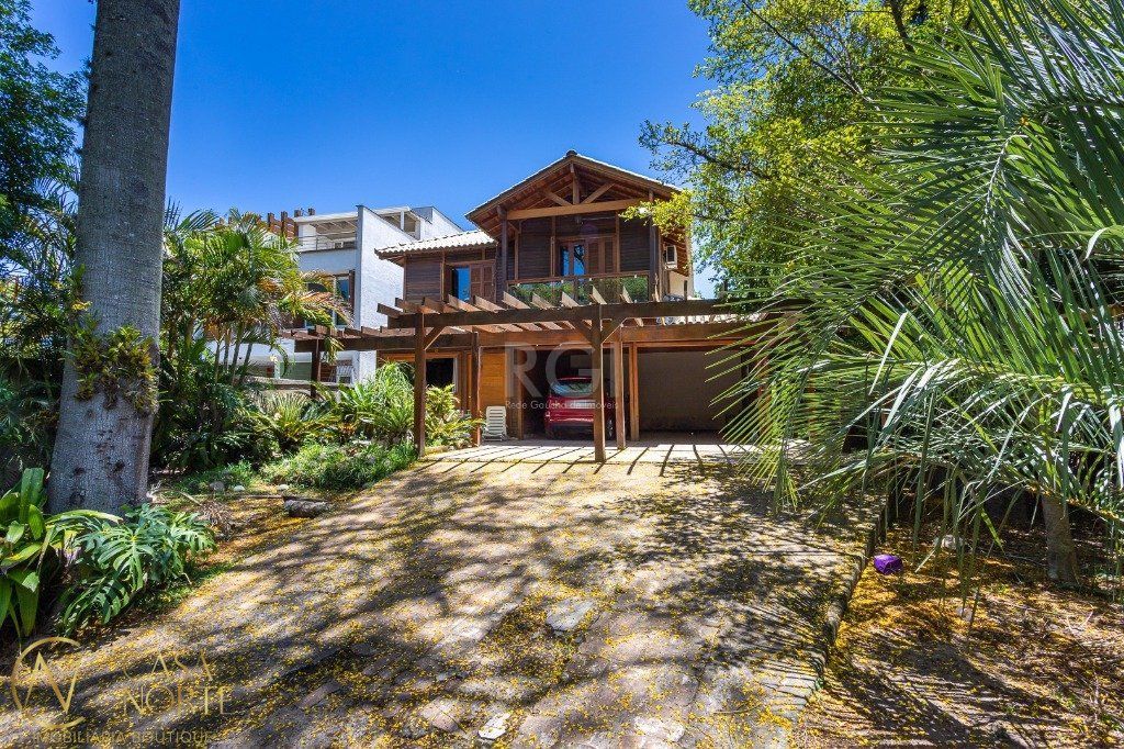 Casa à venda com 5 quartos, 350m², 1 suíte, 4 vagas, Rua Cassino no bairro Ipanema em Porto Alegre