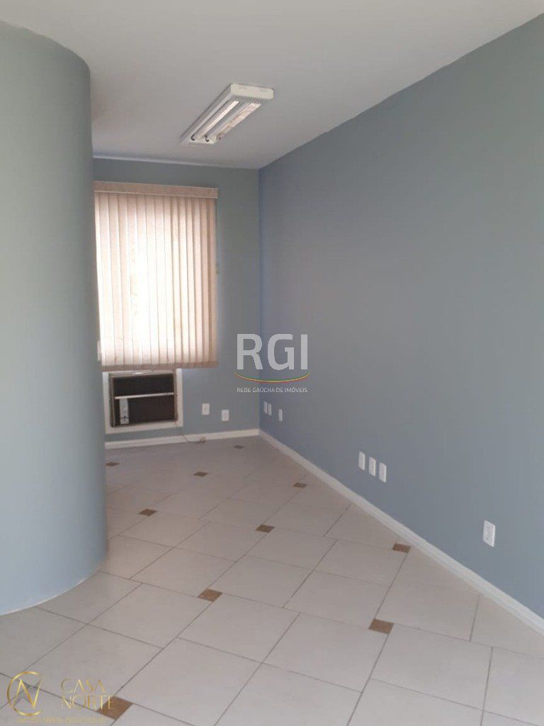 Sala Comercial à venda , 38m², 1 vaga, Rua João Guimaraes no bairro Santa Cecília em Porto Alegre