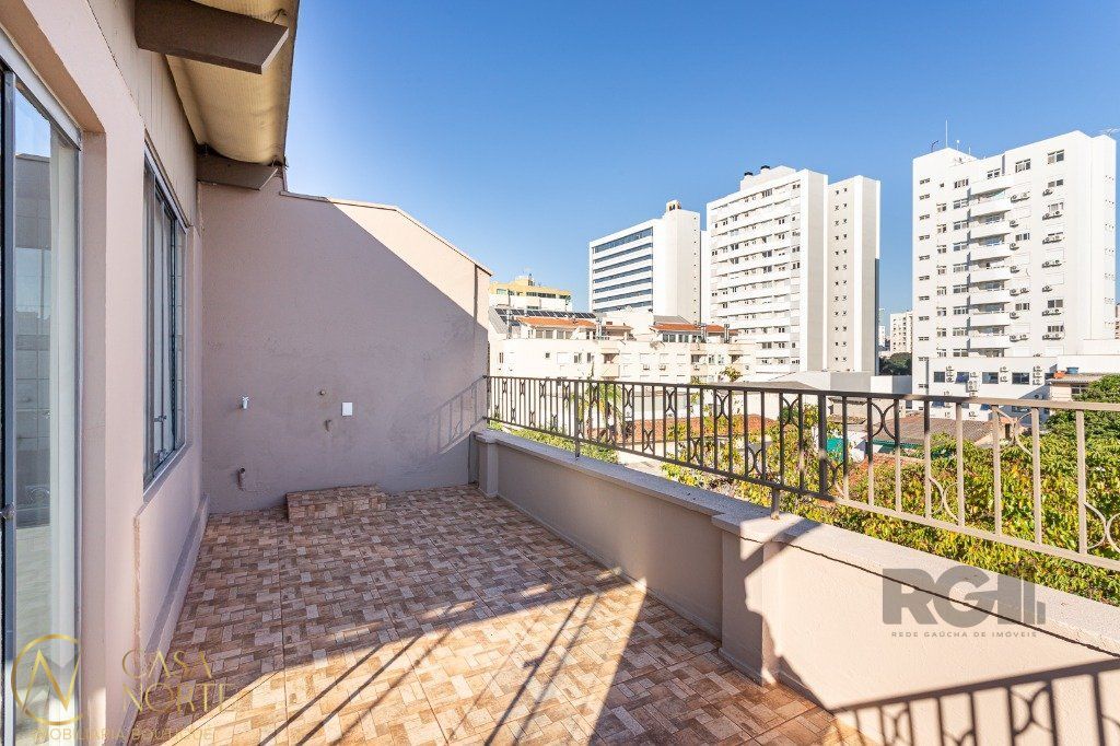 Cobertura à venda com 2 quartos, 111m², 1 vaga, Rua Roque Calage no bairro Passo da Areia em Porto Alegre