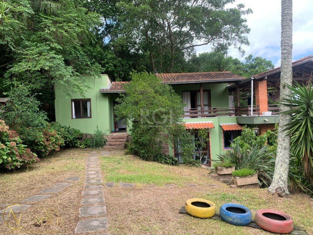 Casa à venda com 3 quartos, 200m², 1 suíte, 4 vagas, Rua Hygino Russi Lima no bairro Ponta Grossa em Porto Alegre