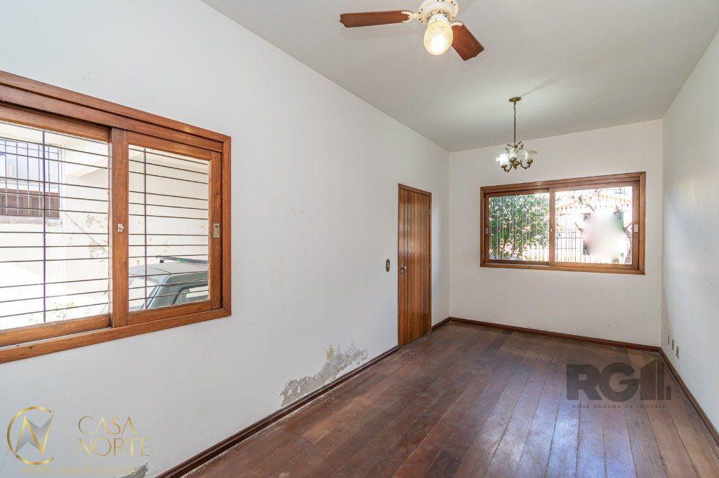 Casa à venda com 2 quartos, 350m², 1 suíte, 2 vagas, Rua Dom Jaime de Barros Câmara no bairro Sarandi em Porto Alegre