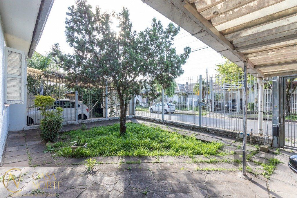 Casa à venda com 2 quartos, 120m², 2 vagas, Rua Doutor Affonso Sanmartin no bairro Jardim do Salso em Porto Alegre