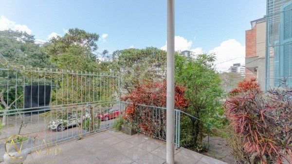 Casa à venda com 3 quartos, 220m², 2 vagas, Rua Visconde de Duprat no bairro Petrópolis em Porto Alegre
