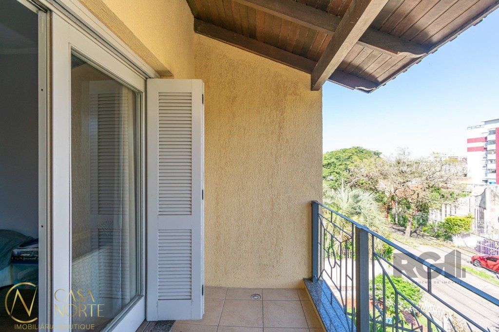 Casa à venda com 5 quartos, 379m², 4 suítes, 4 vagas, Rua Isidoro Trêssi no bairro Jardim  Botânico em Porto Alegre