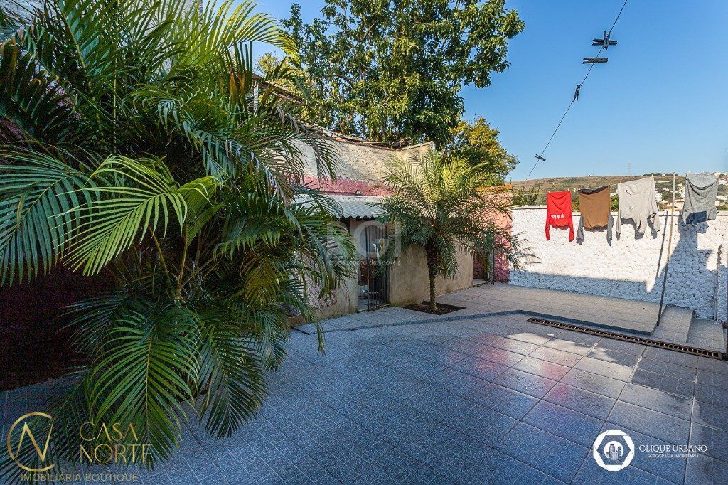 Casa à venda com 5 quartos, 238m², 2 suítes, 2 vagas, Rua Dona Cristina no bairro Cristal em Porto Alegre