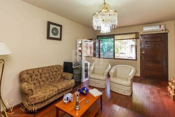 Casa à venda com 4 quartos, 300m², 2 suítes, 6 vagas, Rua Professor Ulisses Cabral no bairro Chácara das Pedras em Porto Alegre