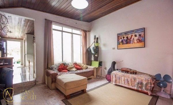 Casa à venda com 4 quartos, 190m², 1 vaga, Rua Francisco Ferrer no bairro Rio Branco em Porto Alegre