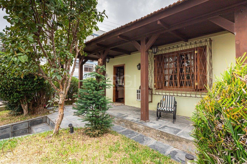 Casa à venda com 5 quartos, 197m², 1 suíte, 2 vagas, Rua Roque Gonzales no bairro Jardim  Botânico em Porto Alegre