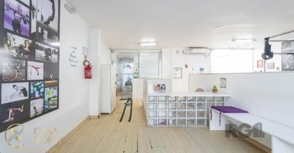 Casa à venda com 3 quartos, 230m², 1 suíte, 4 vagas, Rua Sinimbú no bairro Petrópolis em Porto Alegre