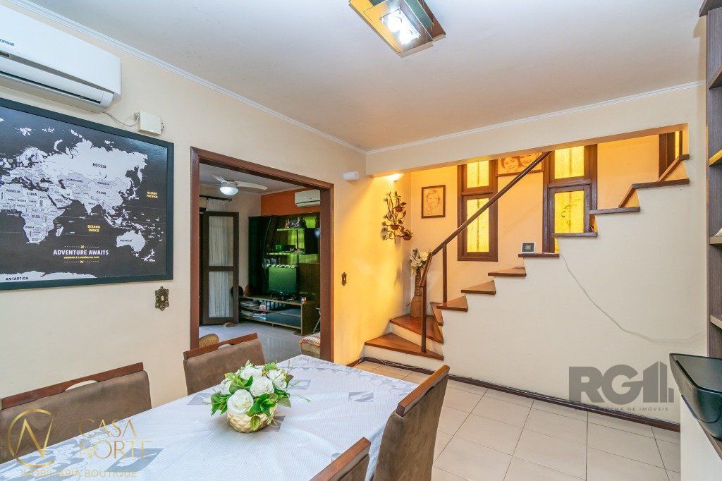Casa à venda com 4 quartos, 174m², 1 suíte, 4 vagas, Rua Ramiro Barcelos no bairro Floresta em Porto Alegre