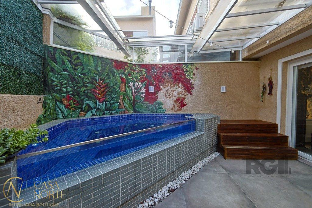 Casa de Condomínio à venda com 3 quartos, 206m², 1 suíte, 2 vagas, Rua Paulo Madureira Coelho no bairro Alto Petrópolis em Porto Alegre