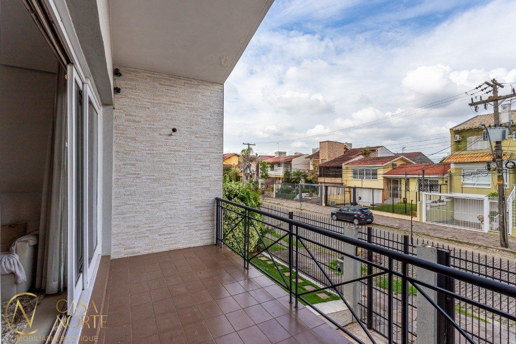 Casa à venda com 3 quartos, 241m², 1 suíte, 3 vagas, Rua Paulo Blaschke no bairro Jardim Itu em Porto Alegre