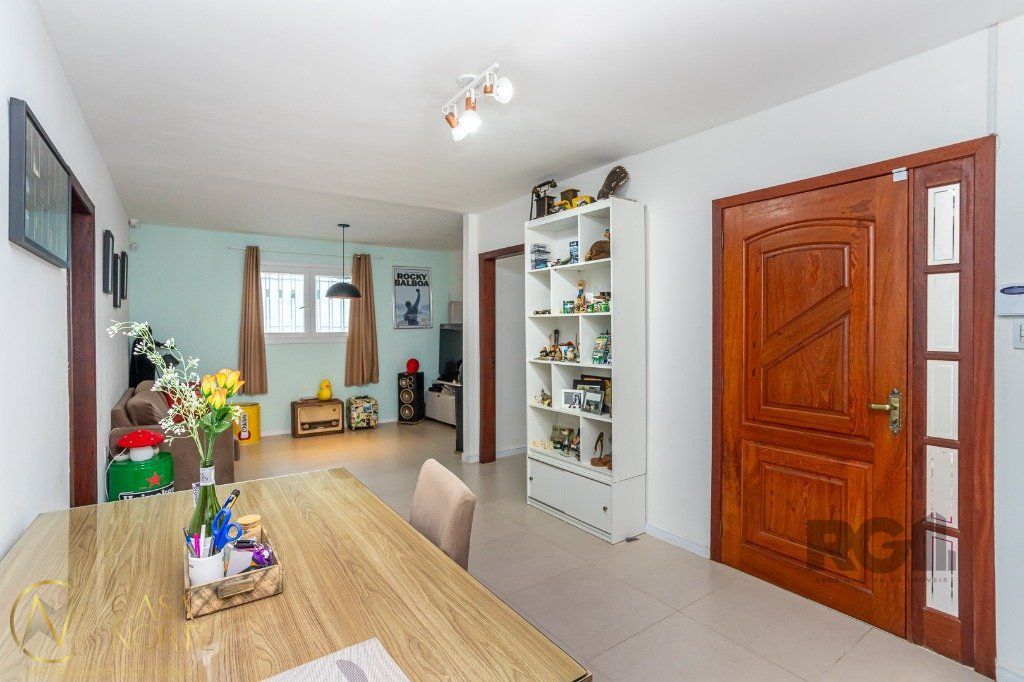 Casa à venda com 3 quartos, 167m², 3 vagas, Rua João Alfredo Mello no bairro Jardim Sabará em Porto Alegre