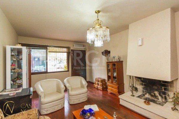 Casa à venda com 4 quartos, 300m², 2 suítes, 6 vagas, Rua Professor Ulisses Cabral no bairro Chácara das Pedras em Porto Alegre