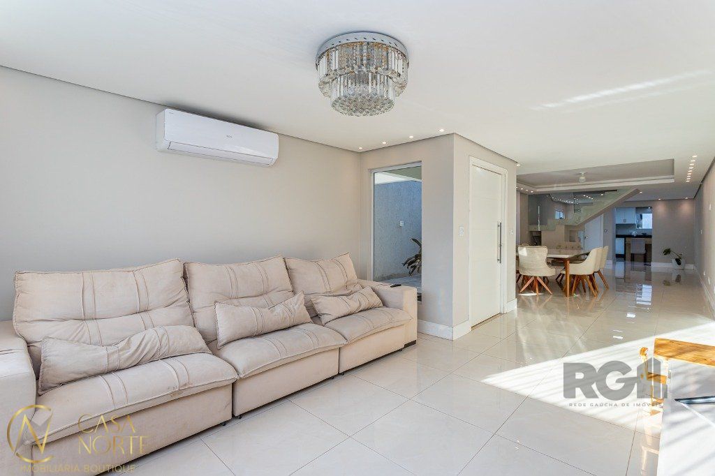 Casa à venda com 4 quartos, 138m², 1 suíte, 3 vagas, Rua Teixeira de Freitas no bairro Santo Antônio em Porto Alegre