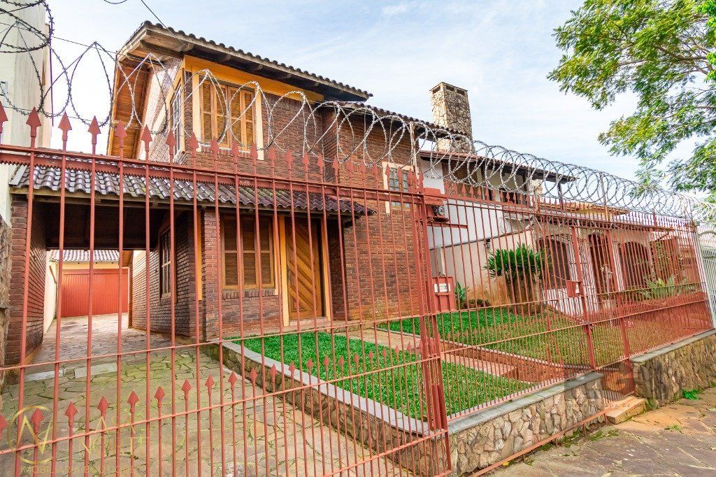 Casa à venda com 3 quartos, 199m², 1 suíte, 3 vagas, Rua Vicente Marsiglia Filho no bairro Jardim Leopoldina em Porto Alegre