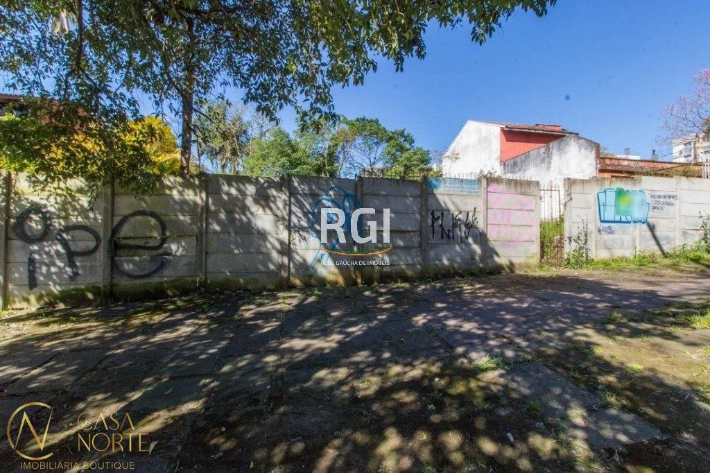 Terreno à venda  com 363m², Avenida Teixeira Mendes no bairro Chácara das Pedras em Porto Alegre