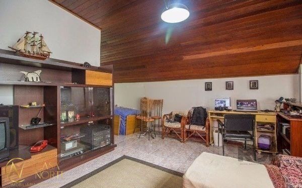 Casa à venda com 4 quartos, 190m², 1 vaga, Rua Francisco Ferrer no bairro Rio Branco em Porto Alegre