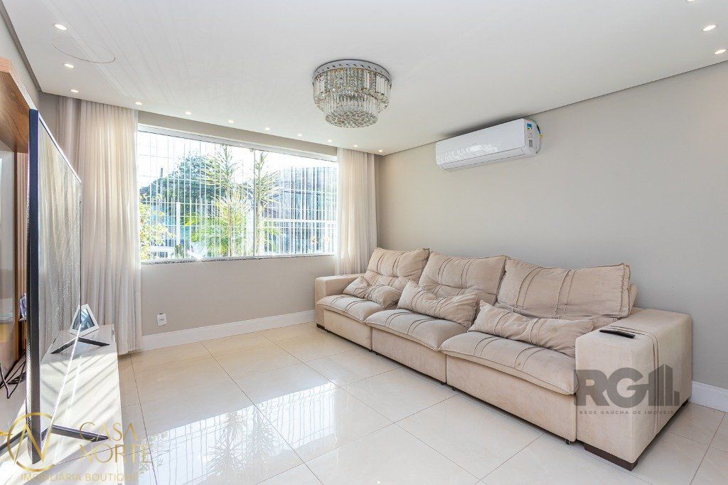 Casa à venda com 4 quartos, 138m², 1 suíte, 3 vagas, Rua Teixeira de Freitas no bairro Santo Antônio em Porto Alegre