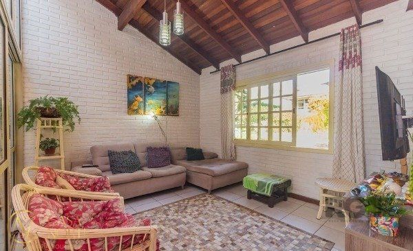 Casa de Condomínio à venda com 4 quartos, 212m², 1 suíte, 2 vagas, Rua Tocantins no bairro Lomba do Pinheiro em Porto Alegre