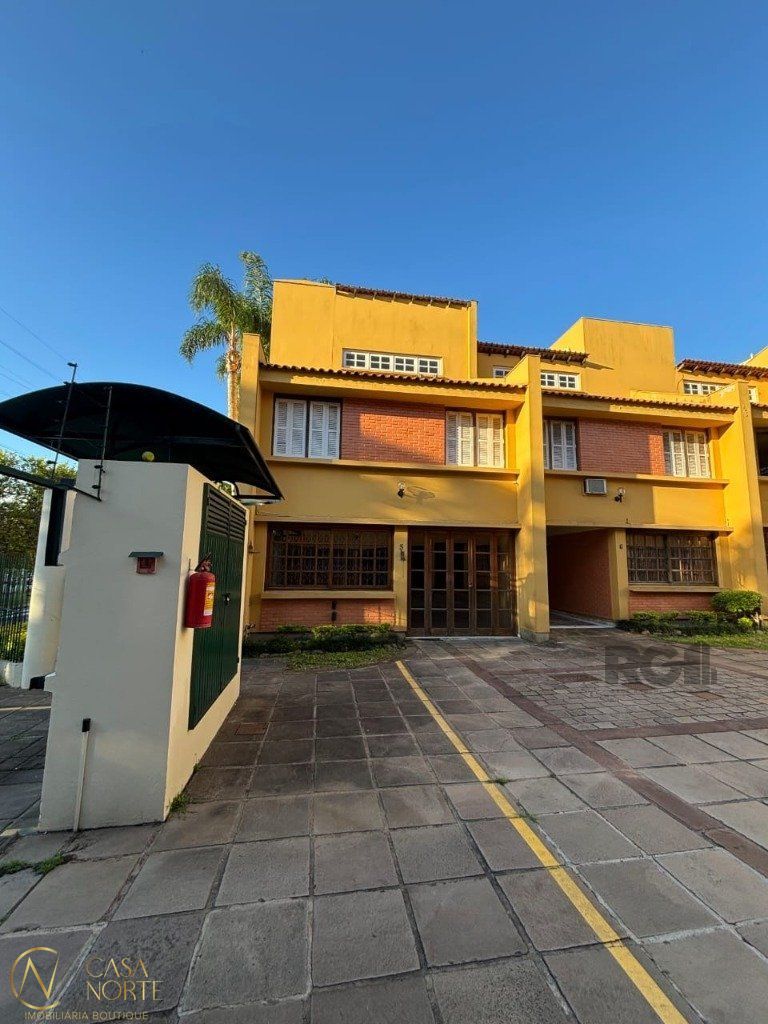 Casa de Condomínio à venda com 3 quartos, 117m², 1 suíte, 2 vagas, Rua General Gomes Carneiro no bairro Medianeira em Porto Alegre