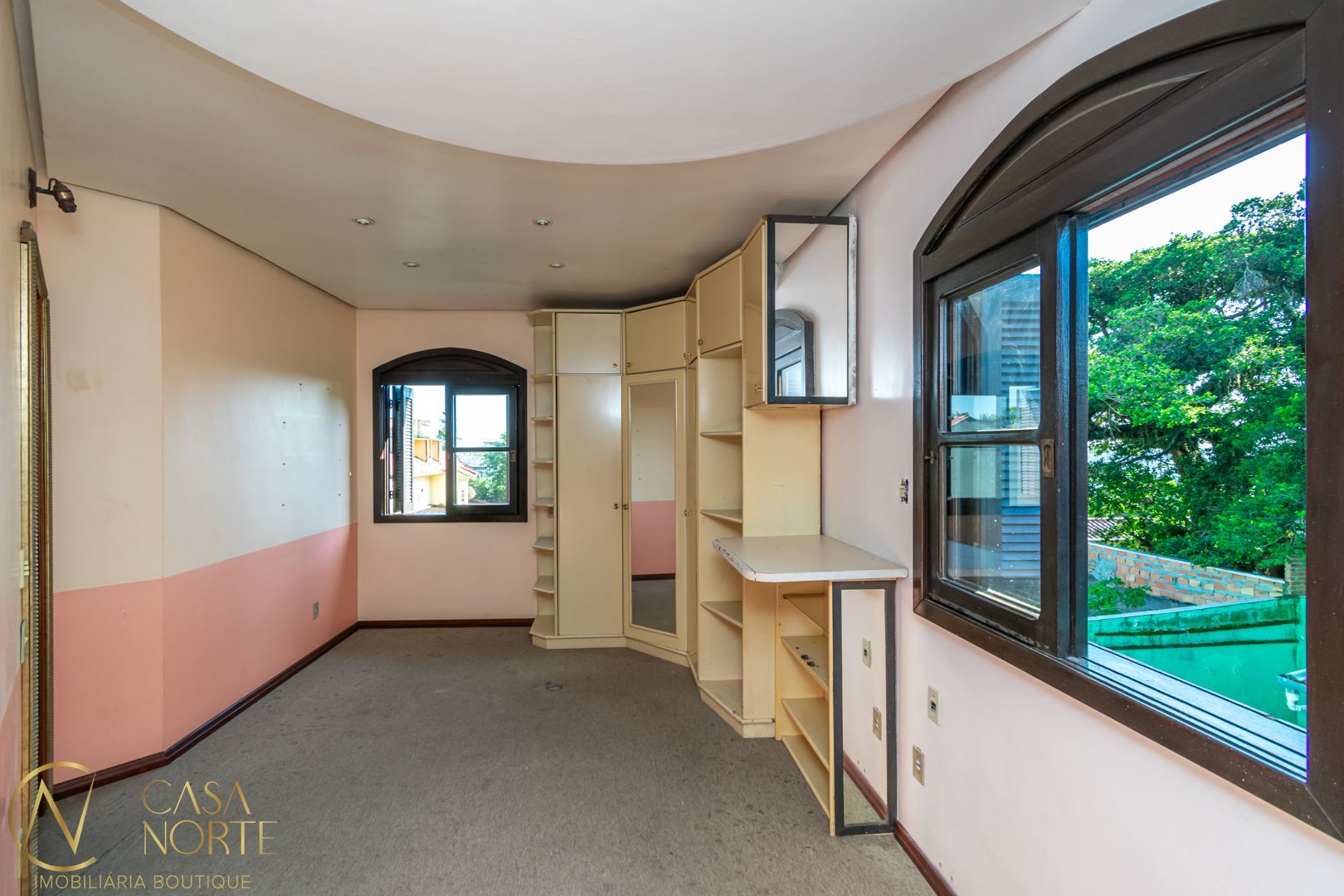 Casa à venda com 5 quartos, 267m², 1 suíte, 5 vagas, Rua Ruy Carriconde no bairro Jardim Sabará em Porto Alegre