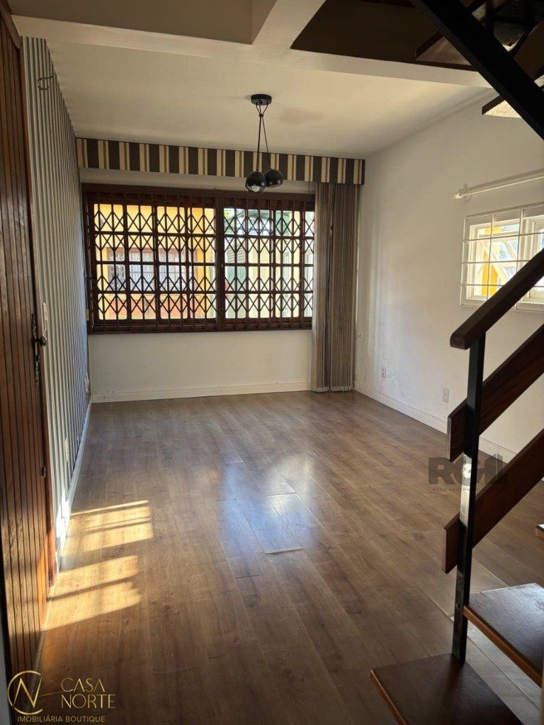 Casa de Condomínio à venda com 3 quartos, 117m², 1 suíte, 2 vagas, Rua General Gomes Carneiro no bairro Medianeira em Porto Alegre