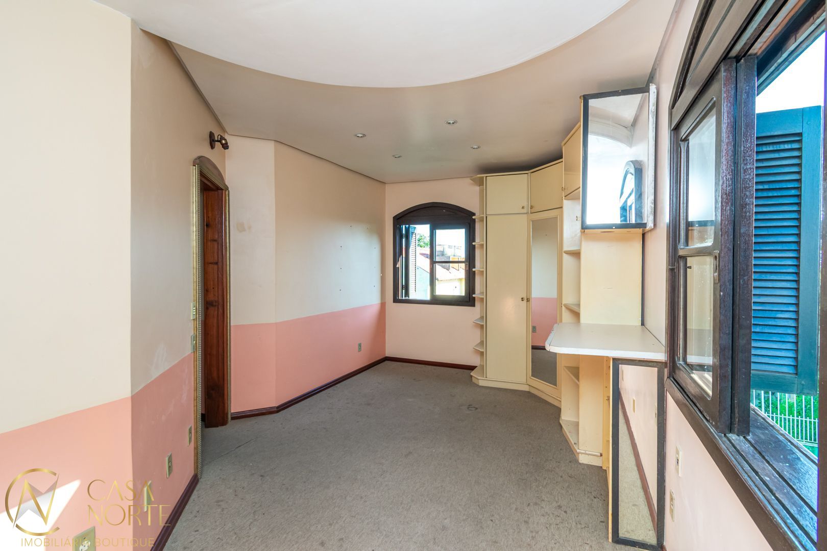 Casa à venda com 5 quartos, 267m², 1 suíte, 5 vagas, Rua Ruy Carriconde no bairro Jardim Sabará em Porto Alegre