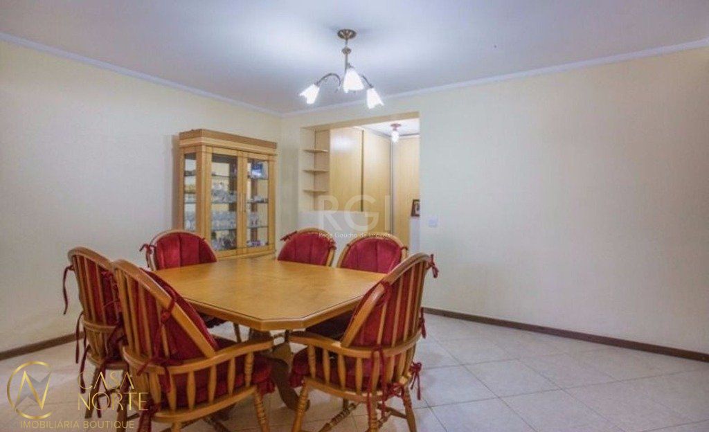 Casa à venda com 3 quartos, 309m², 1 suíte, 3 vagas, Rua Eurico Lara no bairro Medianeira em Porto Alegre