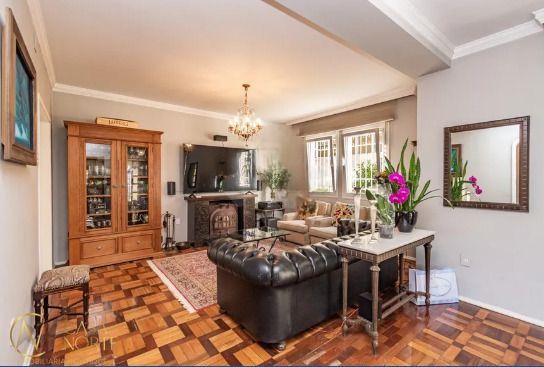 Casa à venda com 4 quartos, 277m², 1 suíte, 4 vagas, Rua Dário Pederneiras no bairro Petrópolis em Porto Alegre