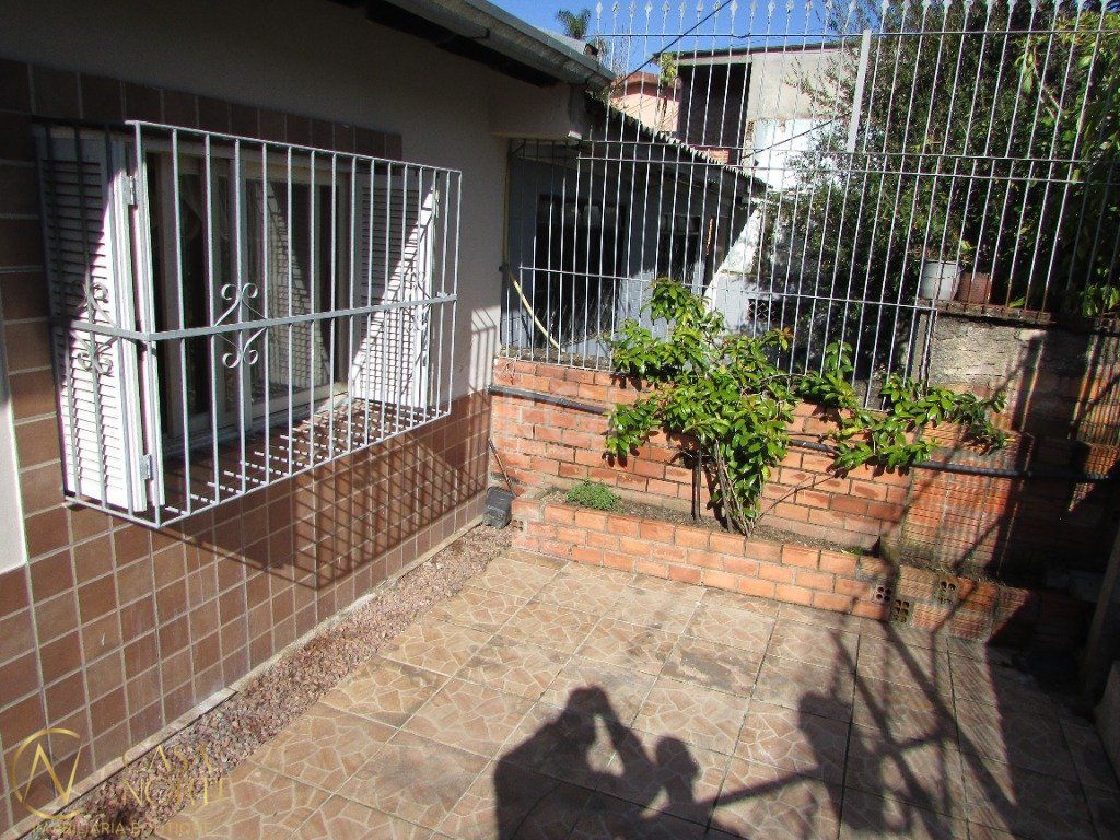 Casa à venda com 3 quartos, 180m², 2 vagas, Rua Thomaz Francisco de Jesus no bairro Jardim Carvalho em Porto Alegre