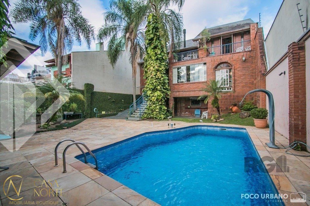 Casa à venda com 3 quartos, 397m², 1 suíte, 4 vagas, Rua Maestro Salvador Campanella no bairro Jardim Itu em Porto Alegre