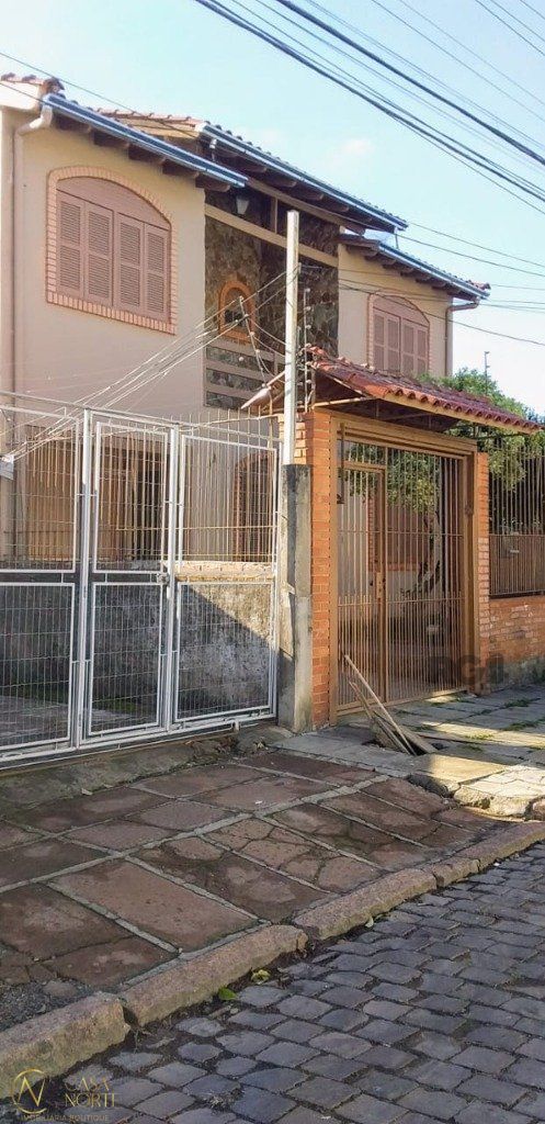 Casa à venda com 4 quartos, 284m², 1 suíte, 4 vagas, Travessa Davi José Estrela no bairro Sarandi em Porto Alegre