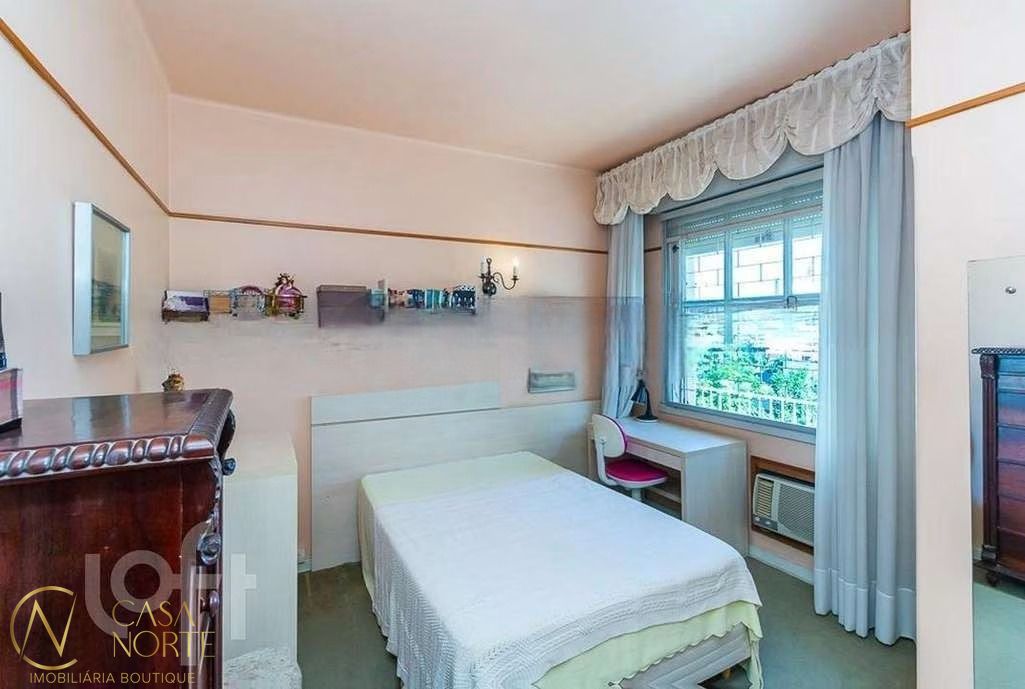 Casa à venda com 3 quartos, 400m², 1 suíte, 2 vagas, Rua Dário Pederneiras no bairro Petrópolis em Porto Alegre