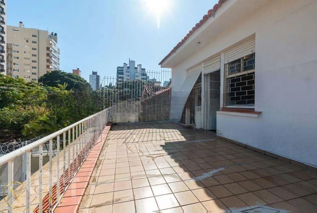 Casa à venda com 3 quartos, 400m², 1 suíte, 2 vagas, Rua Dário Pederneiras no bairro Petrópolis em Porto Alegre