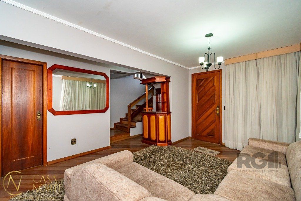 Casa à venda com 3 quartos, 199m², 1 suíte, 3 vagas, Rua Vicente Marsiglia Filho no bairro Jardim Leopoldina em Porto Alegre