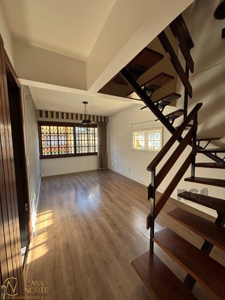 Casa de Condomínio à venda com 3 quartos, 117m², 1 suíte, 2 vagas, Rua General Gomes Carneiro no bairro Medianeira em Porto Alegre