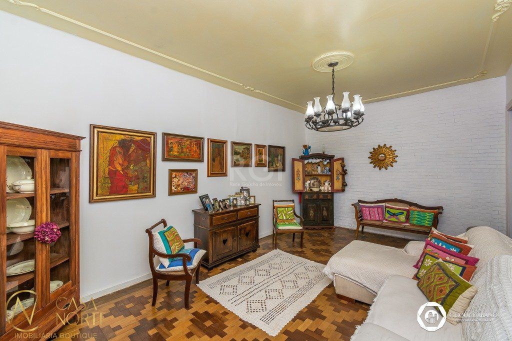 Casa à venda com 3 quartos, 166m², 2 vagas, Rua João Abbott no bairro Petrópolis em Porto Alegre