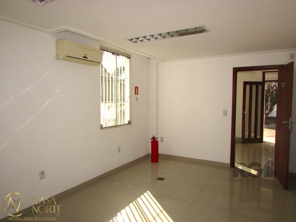 Casa à venda com 4 quartos, 196m², 6 vagas, Rua Cacequi no bairro Passo da Areia em Porto Alegre